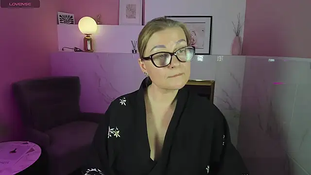 Snapshot of AlexandraKind chatting on 02.07.25 AlexandraKind online show from 02.07.25