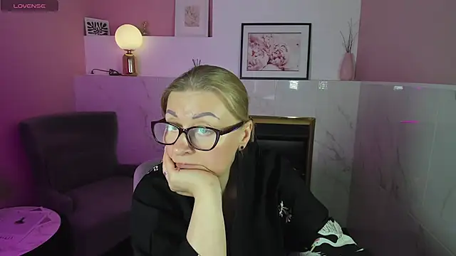 Snapshot of AlexandraKind chatting on 02.07.25 AlexandraKind online show from 02.07.25