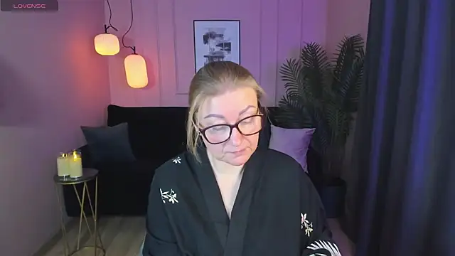 Snapshot of AlexandraKind chatting on 02.08.25 AlexandraKind online show from 02.08.25