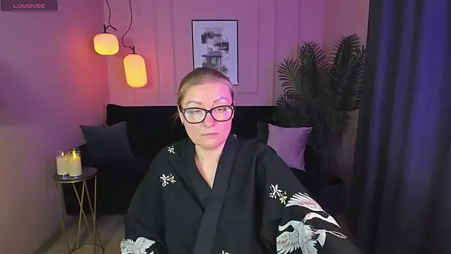 Snapshot of AlexandraKind chatting on 02.08.25 AlexandraKind online show from 02.08.25