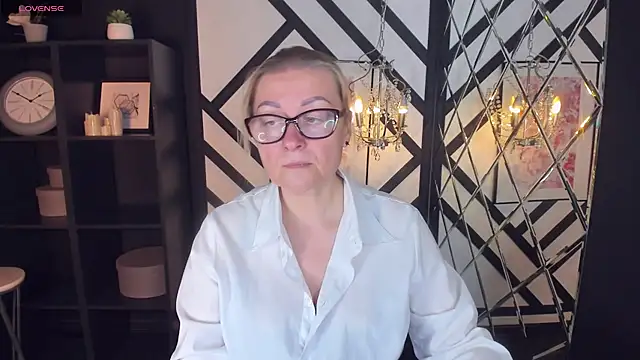 Snapshot of AlexandraKind chatting on 02.11.25 AlexandraKind online show from 02.11.25