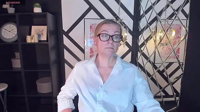 Snapshot of AlexandraKind chatting on 02.11.25 AlexandraKind online show from 02.11.25