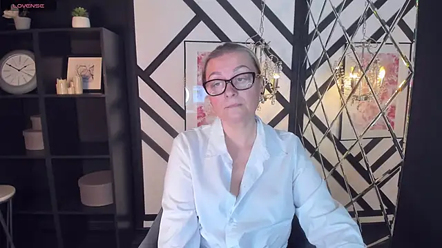 Snapshot of AlexandraKind chatting on 02.11.25 AlexandraKind online show from 02.11.25