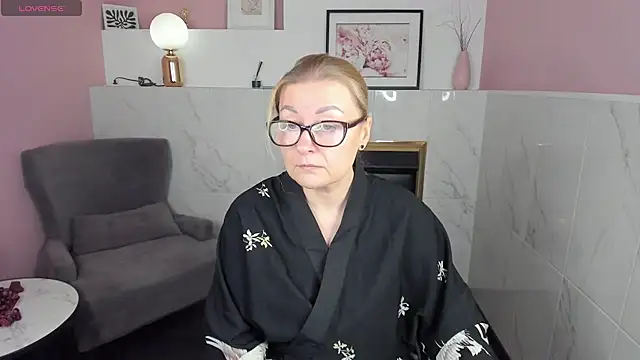 Snapshot of AlexandraKind chatting on 02.12.25 AlexandraKind online show from 02.12.25