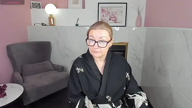 Snapshot of AlexandraKind chatting on 02.12.25 AlexandraKind online show from 02.12.25