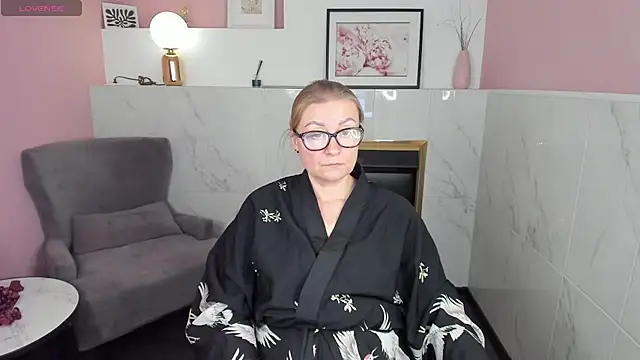 Snapshot of AlexandraKind chatting on 02.12.25 AlexandraKind online show from 02.12.25