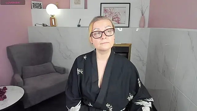 Snapshot of AlexandraKind chatting on 02.13.25 AlexandraKind online show from 02.13.25