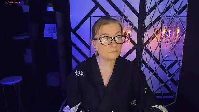 Snapshot of AlexandraKind chatting on 02.14.25 AlexandraKind online show from 02.14.25