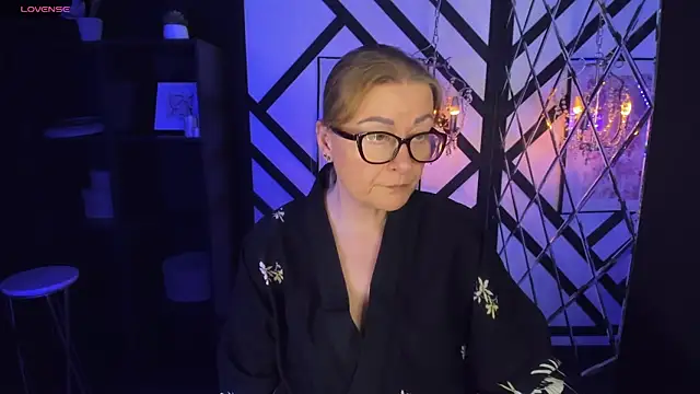 Snapshot of AlexandraKind chatting on 02.14.25 AlexandraKind online show from 02.14.25