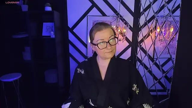 Snapshot of AlexandraKind chatting on 02.15.25 AlexandraKind online show from 02.15.25