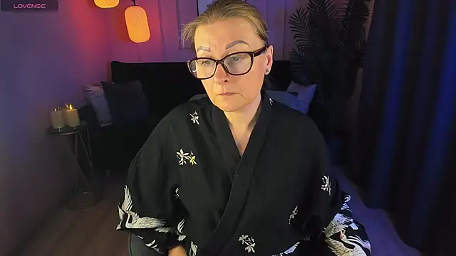 Snapshot of AlexandraKind chatting on 02.15.25 AlexandraKind online show from 02.15.25