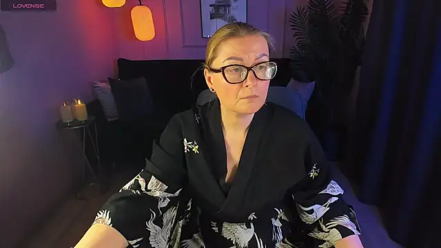 Snapshot of AlexandraKind chatting on 02.16.25 AlexandraKind online show from 02.16.25