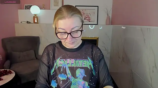 Snapshot of AlexandraKind chatting on 02.17.25 AlexandraKind online show from 02.17.25