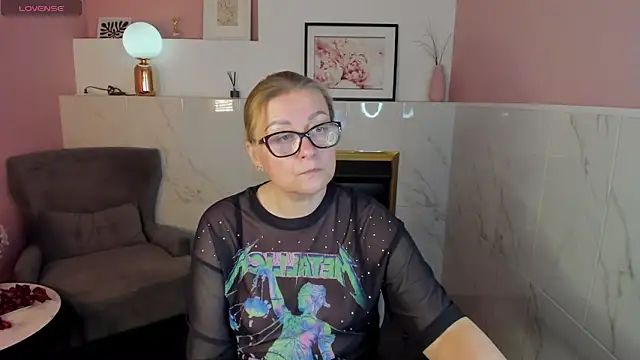 Snapshot of AlexandraKind chatting on 02.17.25 AlexandraKind online show from 02.17.25