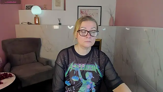 Snapshot of AlexandraKind chatting on 02.17.25 AlexandraKind online show from 02.17.25