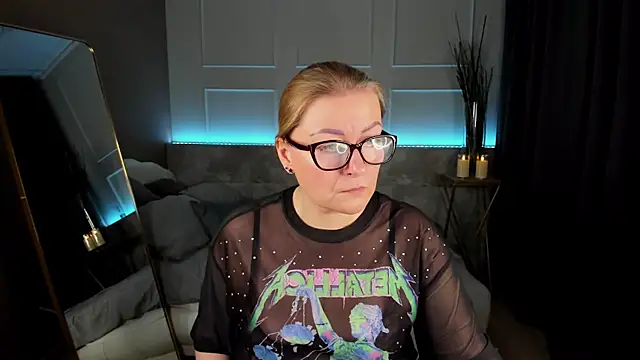 Snapshot of AlexandraKind chatting on 02.18.25 AlexandraKind online show from 02.18.25