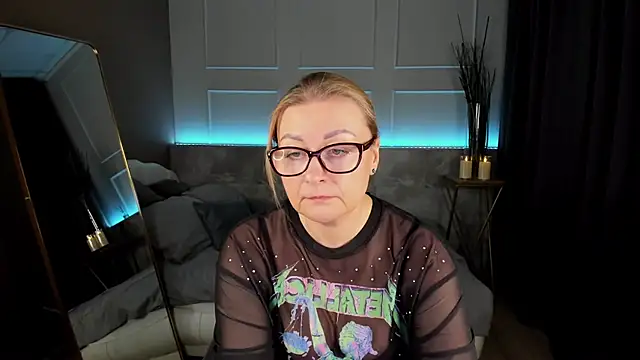 Snapshot of AlexandraKind chatting on 02.19.25 AlexandraKind online show from 02.19.25