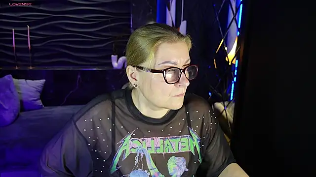 Snapshot of AlexandraKind chatting on 02.19.25 AlexandraKind online show from 02.19.25