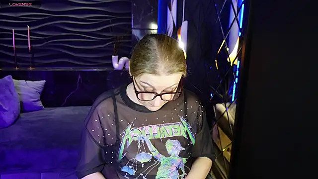 Snapshot of AlexandraKind chatting on 02.19.25 AlexandraKind online show from 02.19.25