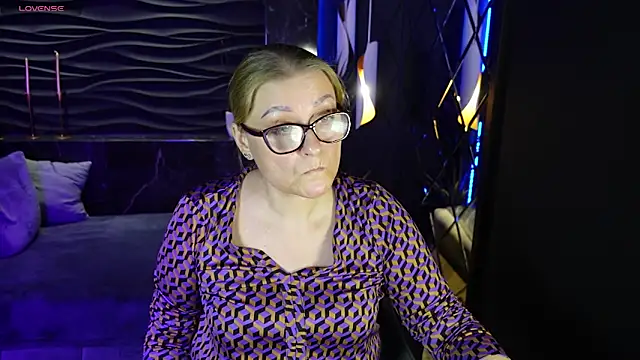 Snapshot of AlexandraKind chatting on 02.20.25 AlexandraKind online show from 02.20.25