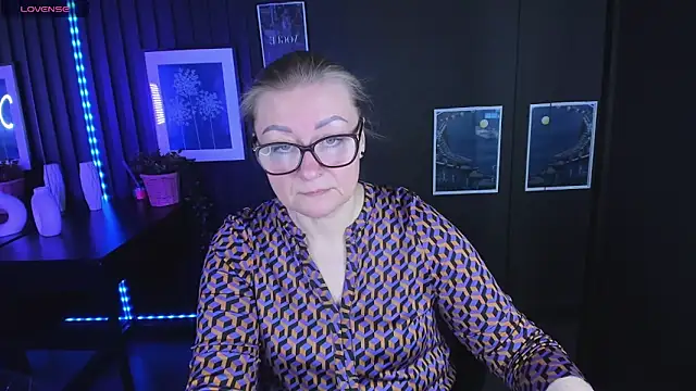 Snapshot of AlexandraKind chatting on 02.21.25 AlexandraKind online show from 02.21.25