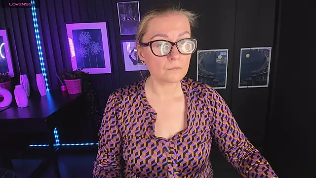 Snapshot of AlexandraKind chatting on 02.21.25 AlexandraKind online show from 02.21.25