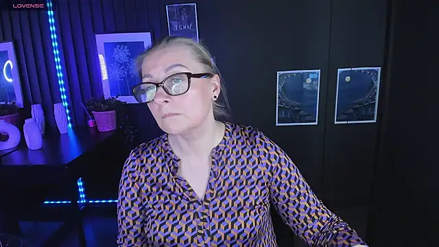 Snapshot of AlexandraKind chatting on 02.22.25 AlexandraKind online show from 02.22.25