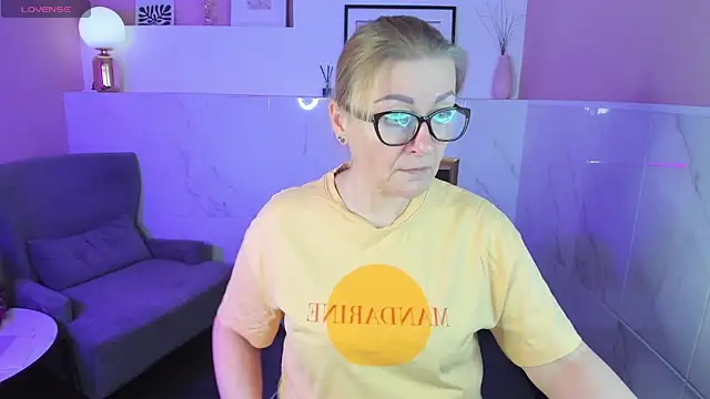 Snapshot of AlexandraKind chatting on 02.23.25 AlexandraKind online show from 02.23.25