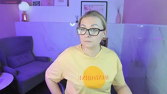 Snapshot of AlexandraKind chatting on 02.23.25 AlexandraKind online show from 02.23.25