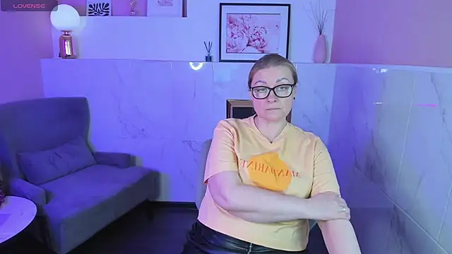 Snapshot of AlexandraKind chatting on 02.23.25 AlexandraKind online show from 02.23.25