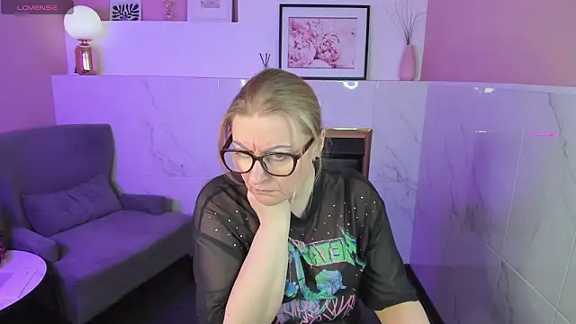 Snapshot of AlexandraKind chatting on 02.23.25 AlexandraKind online show from 02.23.25