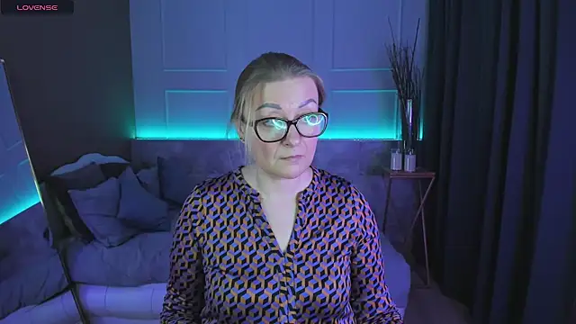 Snapshot of AlexandraKind chatting on 02.24.25 AlexandraKind online show from 02.24.25