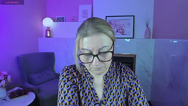 Snapshot of AlexandraKind chatting on 02.25.25 AlexandraKind online show from 02.25.25