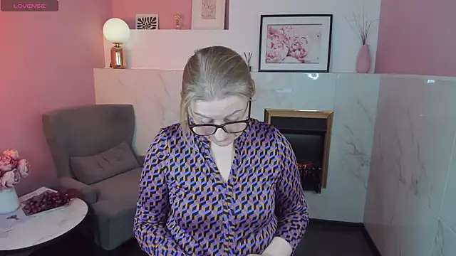 Snapshot of AlexandraKind chatting on 02.25.25 AlexandraKind online show from 02.25.25