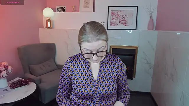 Snapshot of AlexandraKind chatting on 02.25.25 AlexandraKind online show from 02.25.25