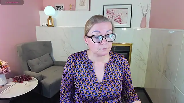 Snapshot of AlexandraKind chatting on 02.27.25 AlexandraKind online show from 02.27.25