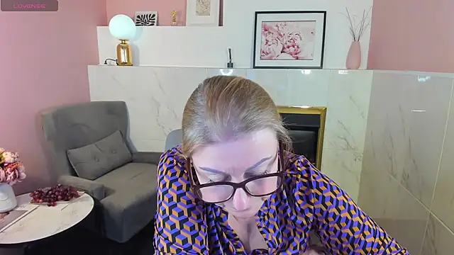 Snapshot of AlexandraKind chatting on 02.27.25 AlexandraKind online show from 02.27.25