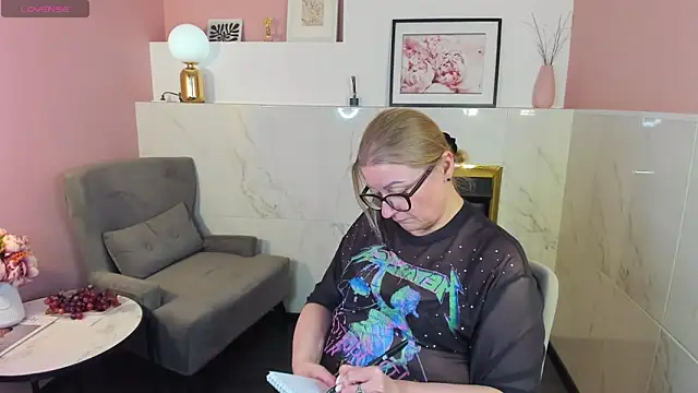 Snapshot of AlexandraKind chatting on 02.27.25 AlexandraKind online show from 02.27.25