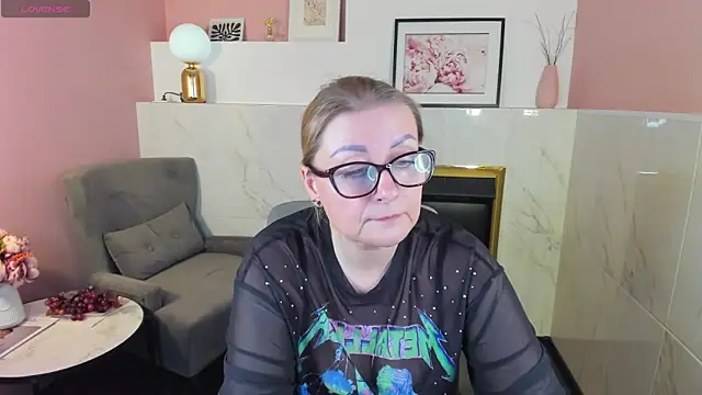 Snapshot of AlexandraKind chatting on 02.27.25 AlexandraKind online show from 02.27.25