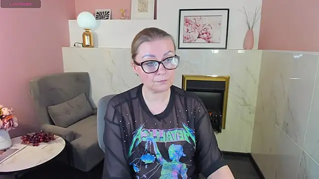 Snapshot of AlexandraKind chatting on 02.27.25 AlexandraKind online show from 02.27.25