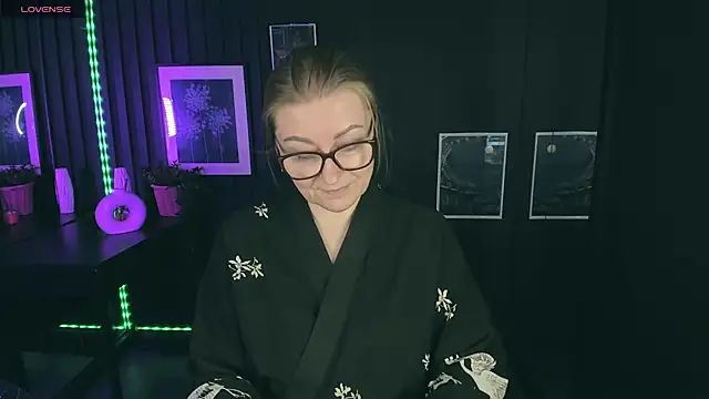 Snapshot of AlexandraKind chatting on 02.28.25 AlexandraKind online show from 02.28.25