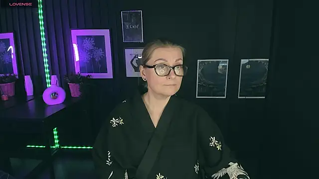 Snapshot of AlexandraKind chatting on 02.28.25 AlexandraKind online show from 02.28.25