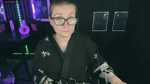 Snapshot of AlexandraKind chatting on 02.28.25 AlexandraKind online show from 02.28.25