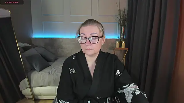 Snapshot of AlexandraKind chatting on 03.01.25 AlexandraKind online show from 03.01.25