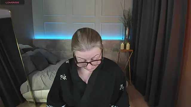 Snapshot of AlexandraKind chatting on 03.02.25 AlexandraKind online show from 03.02.25