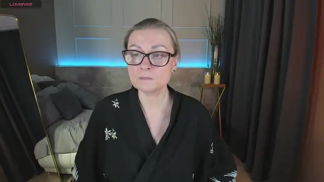 Snapshot of AlexandraKind chatting on 03.02.25 AlexandraKind online show from 03.02.25