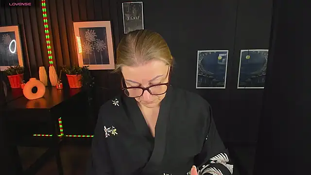 Snapshot of AlexandraKind chatting on 03.04.25 AlexandraKind online show from 03.04.25