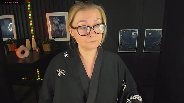 Snapshot of AlexandraKind chatting on 03.04.25 AlexandraKind online show from 03.04.25