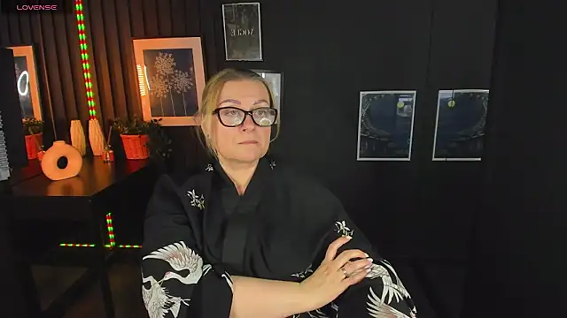 Snapshot of AlexandraKind chatting on 03.05.25 AlexandraKind online show from 03.05.25