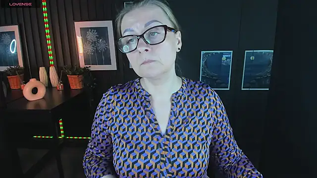 Snapshot of AlexandraKind chatting on 03.05.25 AlexandraKind online show from 03.05.25